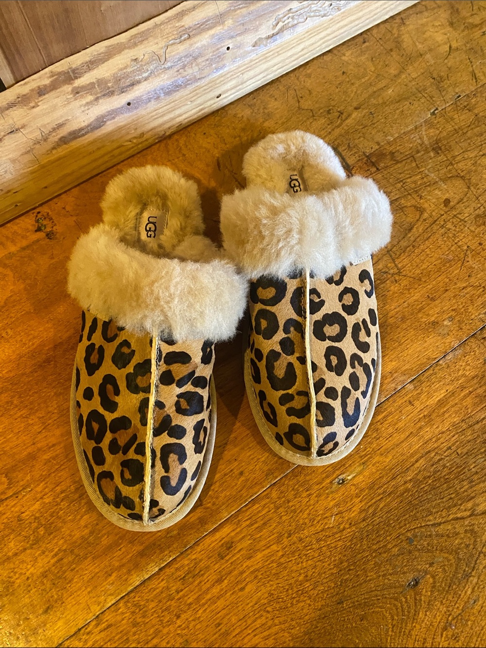 UGG Women’s Leopard Print Shearling Clog Slippers - Chestnut/Black
